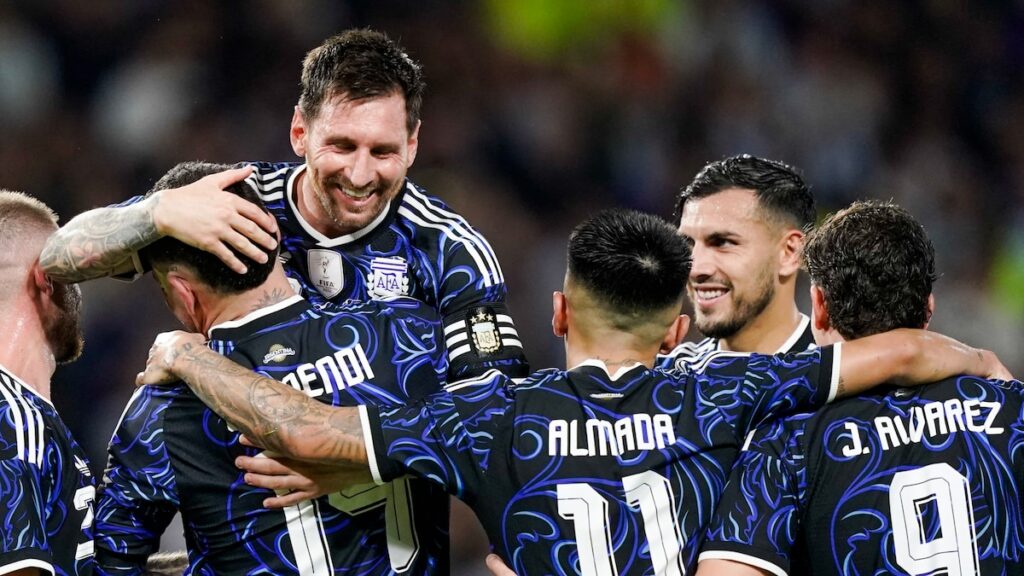 Nicolás Otamendi celebra su gol de penal en la Bombonera, con la camiseta de Argentina y el estadio de fondo en éxtasis