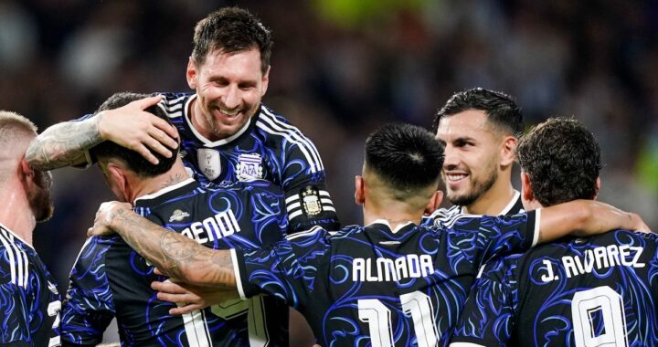 Nicolás Otamendi celebra su gol de penal en la Bombonera, con la camiseta de Argentina y el estadio de fondo en éxtasis