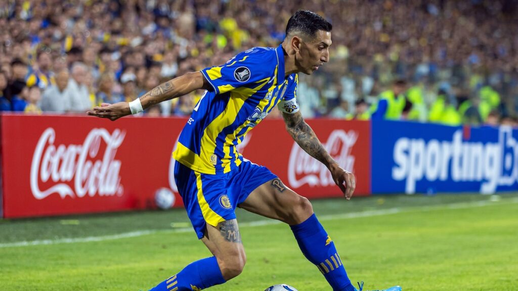 Ángel Di María con rostro de frustración tras fallar un remate en la Copa Libertadores 2024, rodeado de compañeros