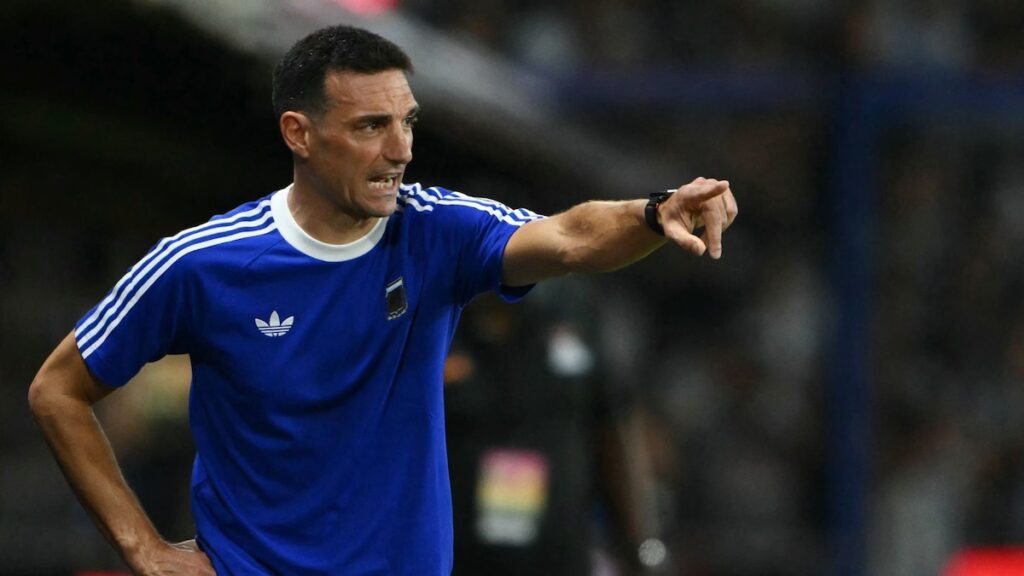 Lionel Scaloni analiza tácticas con jugadores argentinos en entrenamiento previo al Mundial 2026, con Messi de fondo observando