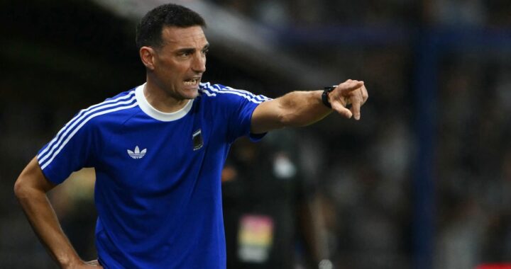 Lionel Scaloni analiza tácticas con jugadores argentinos en entrenamiento previo al Mundial 2026, con Messi de fondo observando