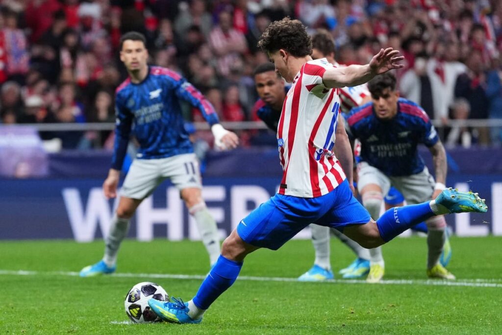 Julián Álvarez celebra su gol número 10 en la Champions con el Atlético, superando el récord de Diego Costa, mientras aguantó dolor por lesiones en el partido
