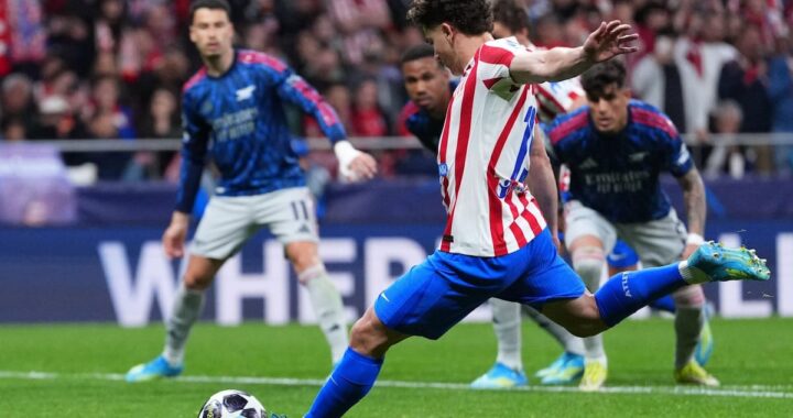 Julián Álvarez celebra su gol número 10 en la Champions con el Atlético, superando el récord de Diego Costa, mientras aguantó dolor por lesiones en el partido