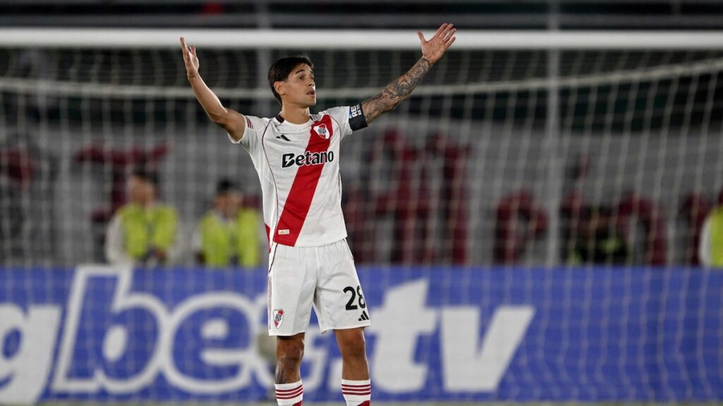 Jugadores de River agotados en cancha boliviana tras jugar con 10 hombres y empatar 1-1