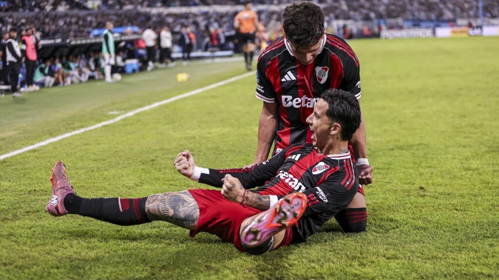 Facundo Colidio celebra su gol en el 2-0 de River sobre Racing, con Marcos Rojo expulsado al fondo