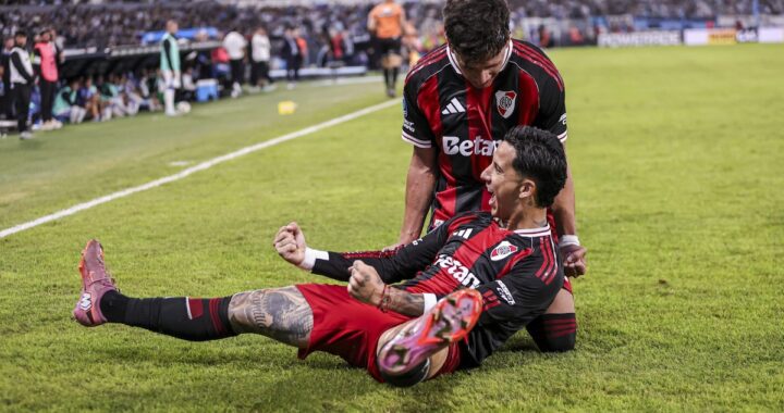 Facundo Colidio celebra su gol en el 2-0 de River sobre Racing, con Marcos Rojo expulsado al fondo