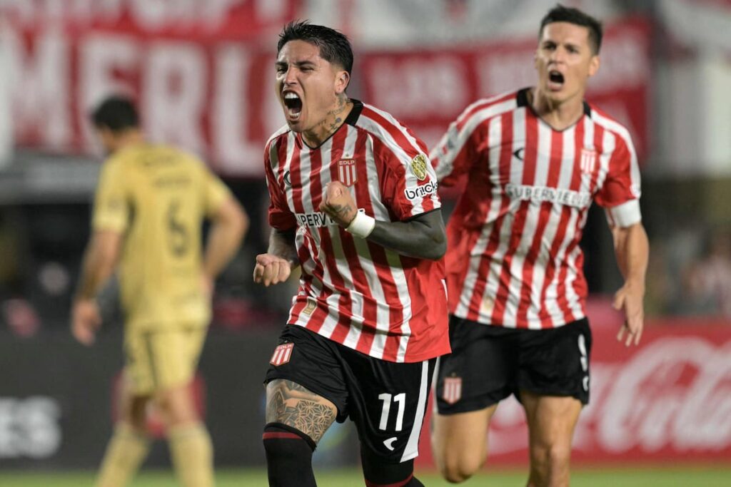 Tiago Palacios celebra su gol de zurda que le dio el triunfo 2-1 a Estudiantes en la Libertadores 2024