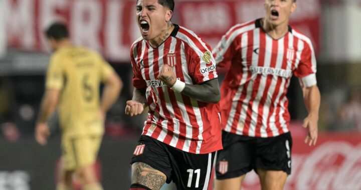 Tiago Palacios celebra su gol de zurda que le dio el triunfo 2-1 a Estudiantes en la Libertadores 2024