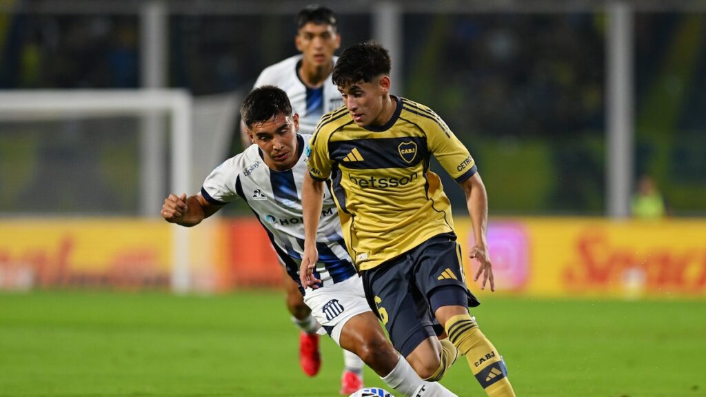 Tomás Aranda celebra con Bareiro tras el gol de Boca en Córdoba, clave para la Libertadores 2024