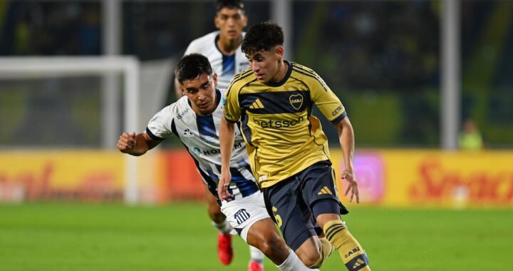 Tomás Aranda celebra con Bareiro tras el gol de Boca en Córdoba, clave para la Libertadores 2024