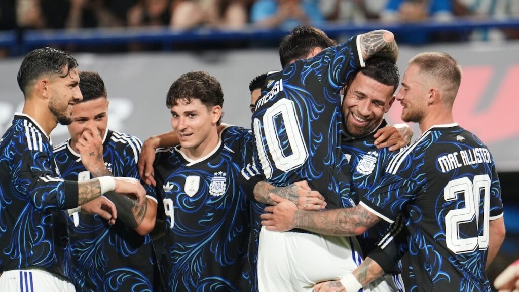 Messi celebra su gol en el 5-0 de Argentina a Zambia, con Scaloni observando desde el banco en la Bombonera