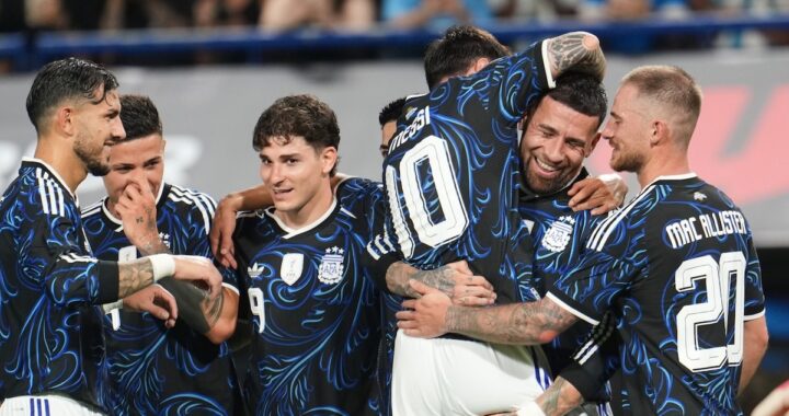Messi celebra su gol en el 5-0 de Argentina a Zambia, con Scaloni observando desde el banco en la Bombonera