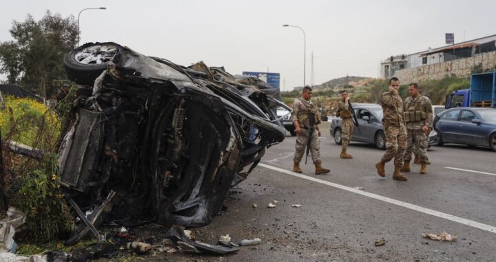 Humareda tras ataque con dron a furgoneta de alimentos en ruta Jiyeh-Sidón (Líbano 2026)