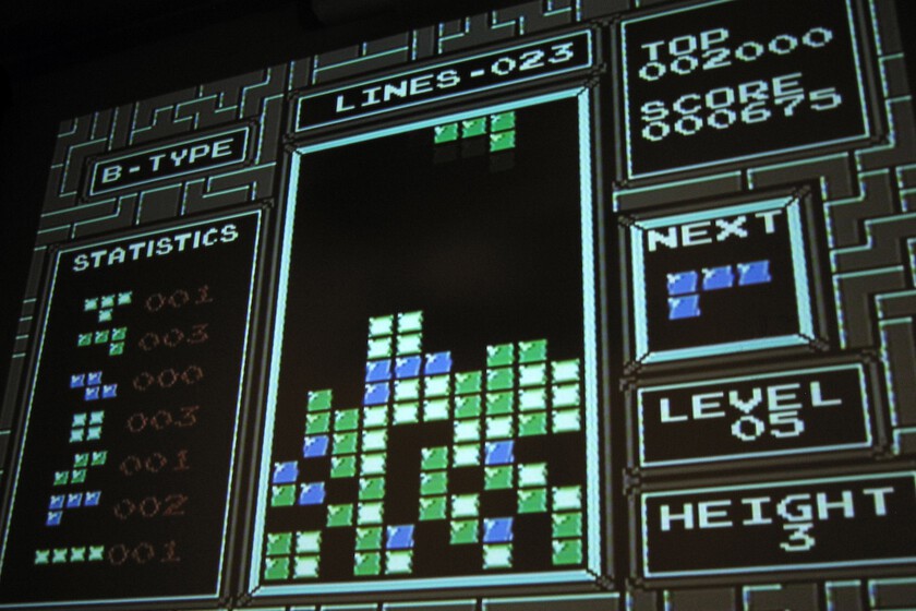 Adolescente con mando de NES tras romper el récord del juego 'Tetris' al alcanzar el nivel 157 con técnica rolling