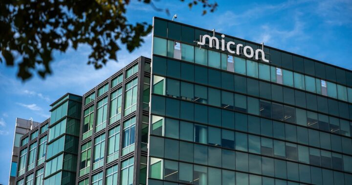 Gráfico de caída de acciones de Micron frente al logo de SK Hynix con fondo de Wall Street y chips HBM en primer plano