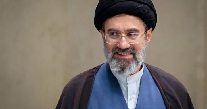 Ayatolá Jamenei en discurso con mapa del golfo Pérsico y bandera iraní al fondo, señalando 'EEUU al fondo del mar'