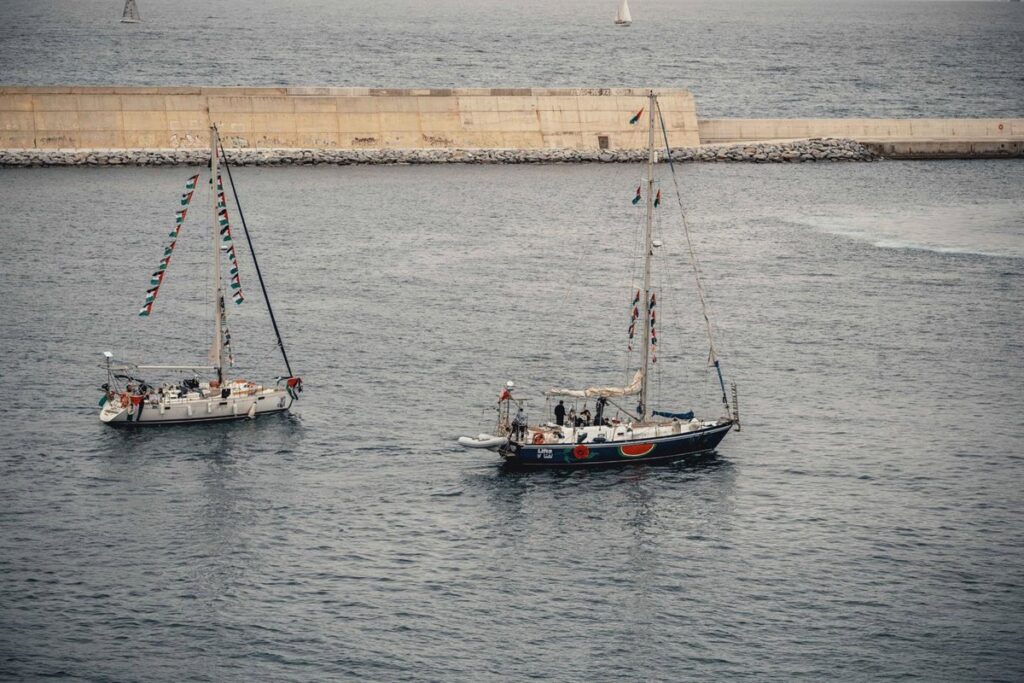 Barcos de la flotilla humanitaria con motores destruidos y tripulantes varados en el Mediterráneo tras sabotaje