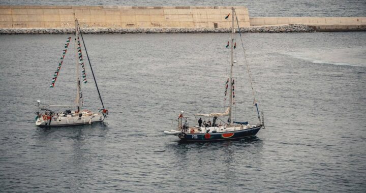 Barcos de la flotilla humanitaria con motores destruidos y tripulantes varados en el Mediterráneo tras sabotaje