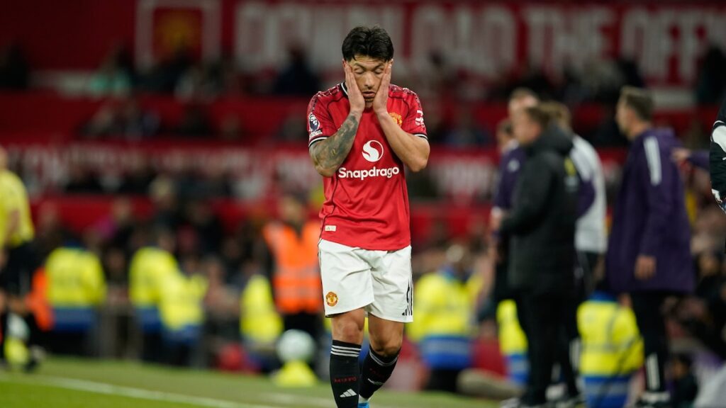 Lisandro Martínez con rostro de incredulidad tras roja directa por tirón de cabello en partido del Manchester United