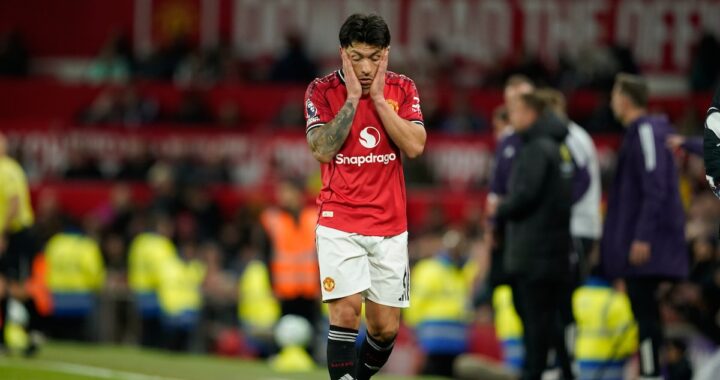 Lisandro Martínez con rostro de incredulidad tras roja directa por tirón de cabello en partido del Manchester United