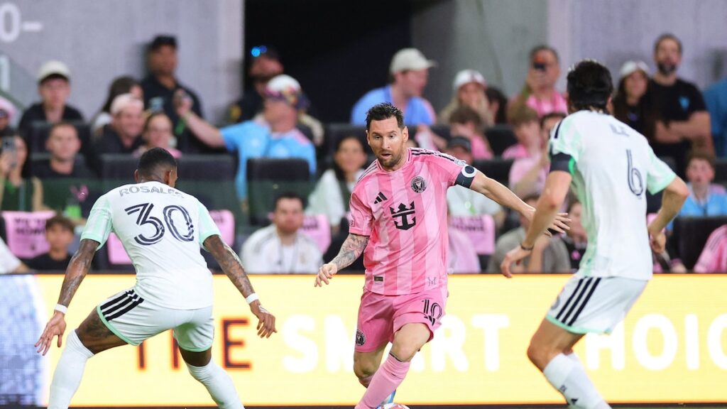 Lionel Messi celebra su gol 903 de cabeza en el estreno del Nu Stadium, con 26.700 espectadores de fondo