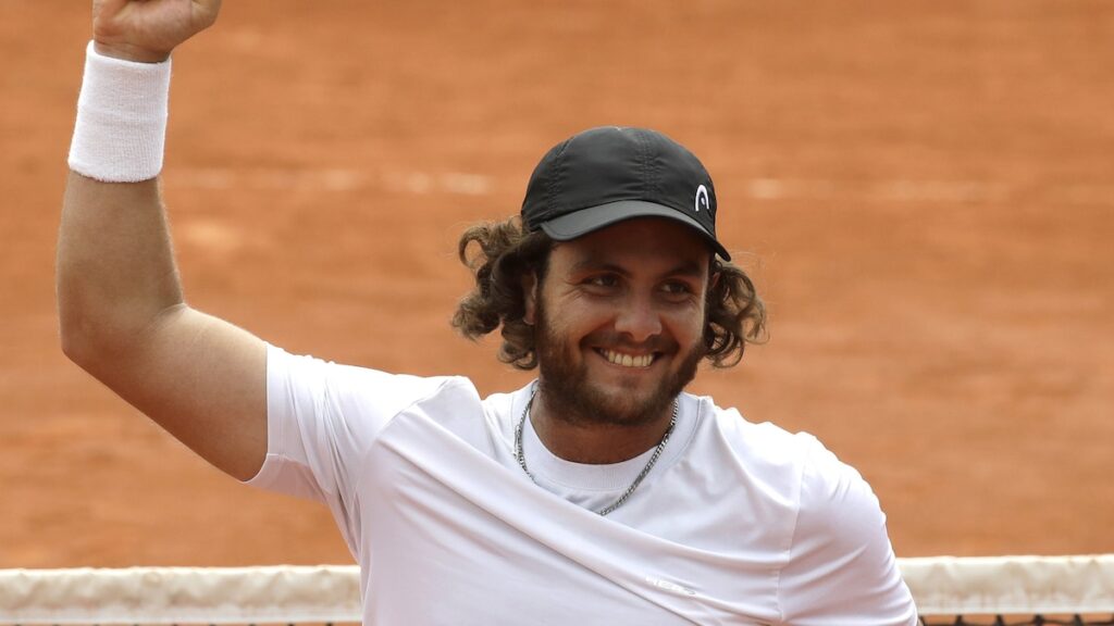 Celebración de Mariano Navone con el trofeo del ATP 250 de Bucarest, símbolo del resurgir argentino en el tenis