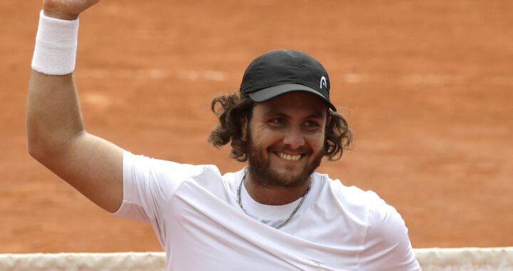 Celebración de Mariano Navone con el trofeo del ATP 250 de Bucarest, símbolo del resurgir argentino en el tenis