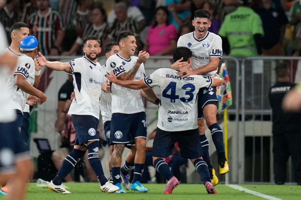 Celebración de jugadores de Independiente Rivadavia tras anotar el 2-1 en el Maracanã, con la grada vacía de fondo y el marcador iluminado