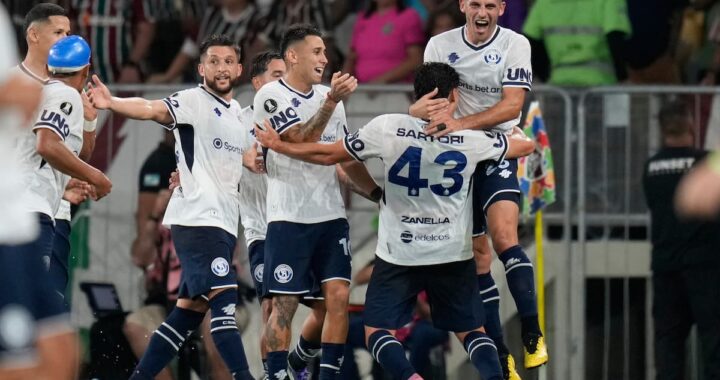 Celebración de jugadores de Independiente Rivadavia tras anotar el 2-1 en el Maracanã, con la grada vacía de fondo y el marcador iluminado