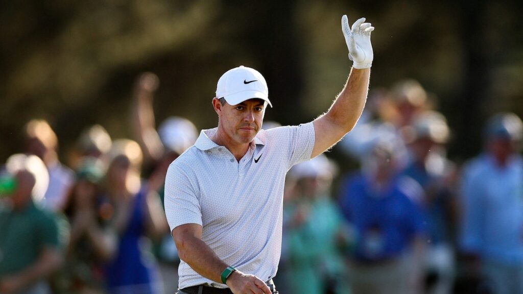 Rory McIlroy celebra un birdie en Augusta con 6 golpes de ventaja y Patrick Reed observando de fondo