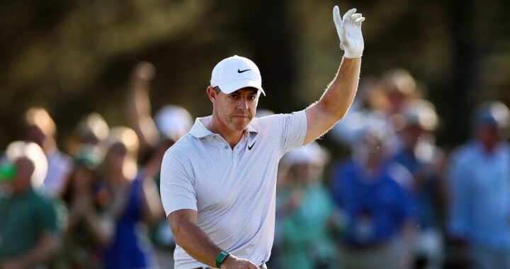Rory McIlroy celebra un birdie en Augusta con 6 golpes de ventaja y Patrick Reed observando de fondo