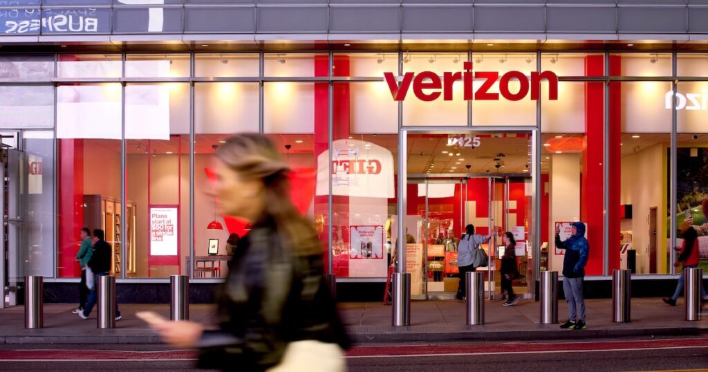 Gráfico comparativo: acciones de telecomunicaciones suben 7% en 2026 mientras el S&P 500 cae, con Verizon y AT&T liderando el rally