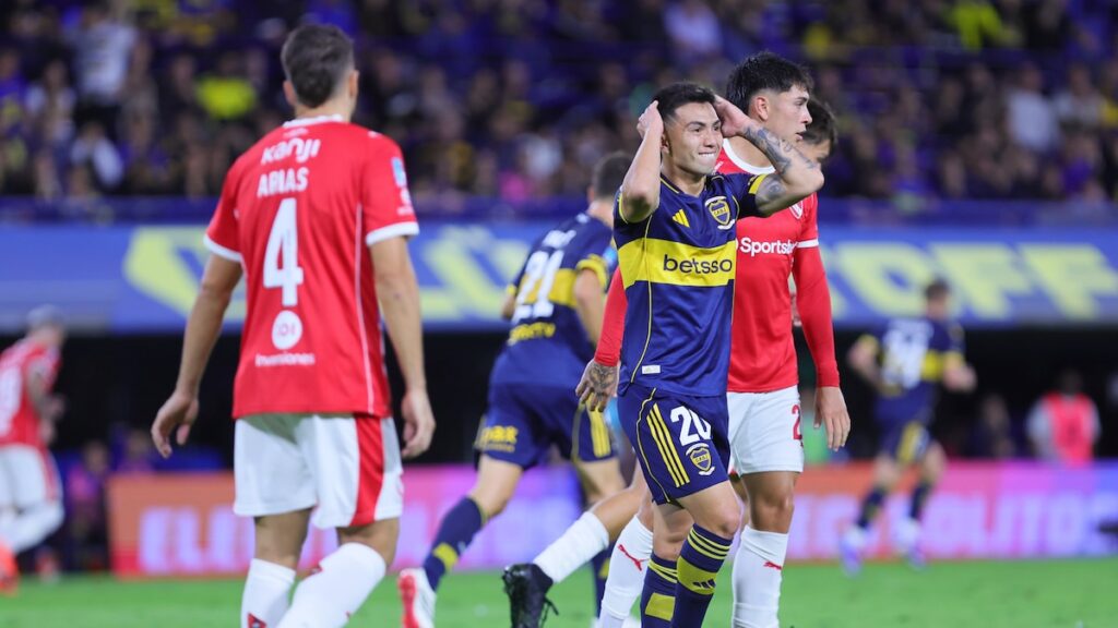 Jugadores de Boca e Independiente discuten con el árbitro tras revisión del VAR en la Bombonera