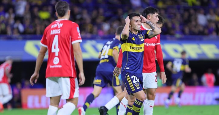 Jugadores de Boca e Independiente discuten con el árbitro tras revisión del VAR en la Bombonera