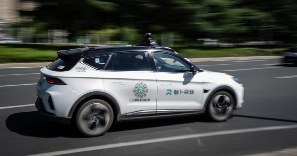 Robotaxis Apollo Go de Baidu detenidos en medio de una carretera en Wuhan con pasajeros atrapados dentro