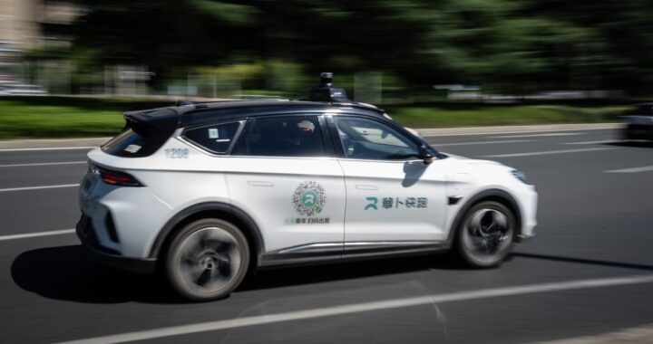 Robotaxis Apollo Go de Baidu detenidos en medio de una carretera en Wuhan con pasajeros atrapados dentro