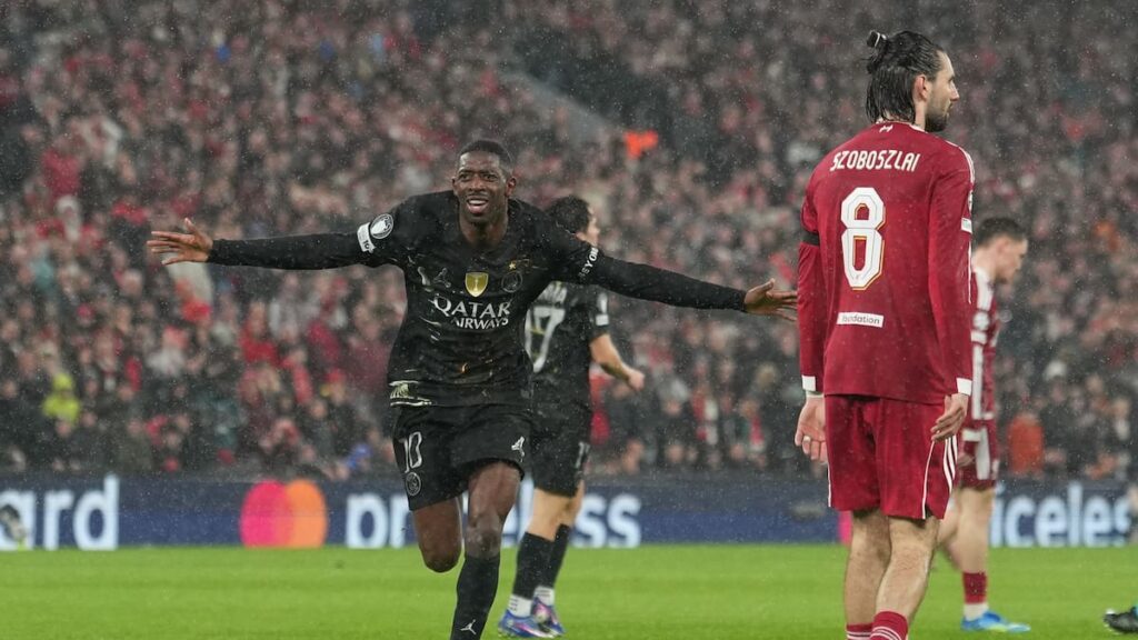 Ousmane Dembélé celebra su segundo gol en Anfield con el PSG dominando 2-0 al Liverpool en Champions 2024