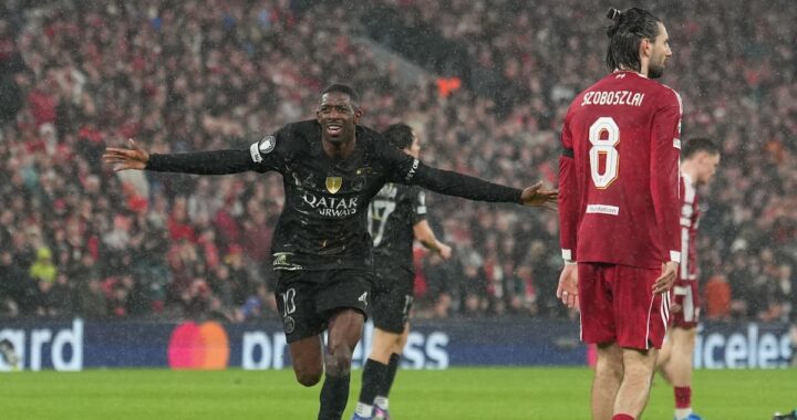 Ousmane Dembélé celebra su segundo gol en Anfield con el PSG dominando 2-0 al Liverpool en Champions 2024