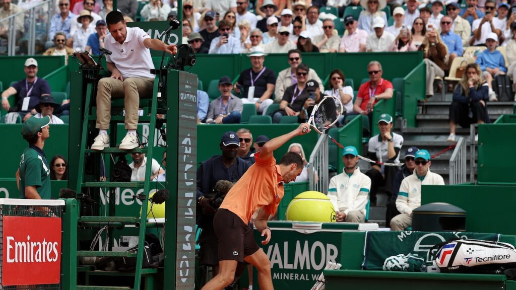 Daniil Medvedev agacha la cabeza tras sufrir un doble 6-0 en Montecarlo, con su raqueta destrozada en el suelo