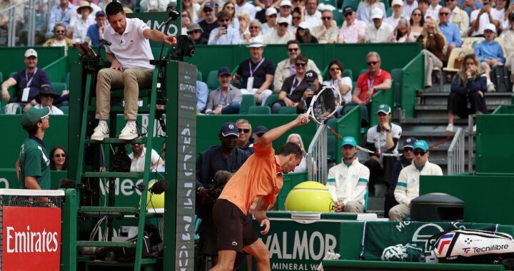 Daniil Medvedev agacha la cabeza tras sufrir un doble 6-0 en Montecarlo, con su raqueta destrozada en el suelo