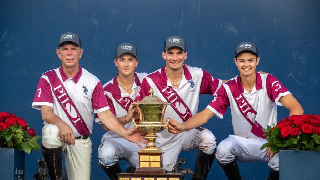 Lorenzo Chavanne celebra el gol decisivo en la remontada de Pilot 10-6 en la final de polo con el trofeo en alto