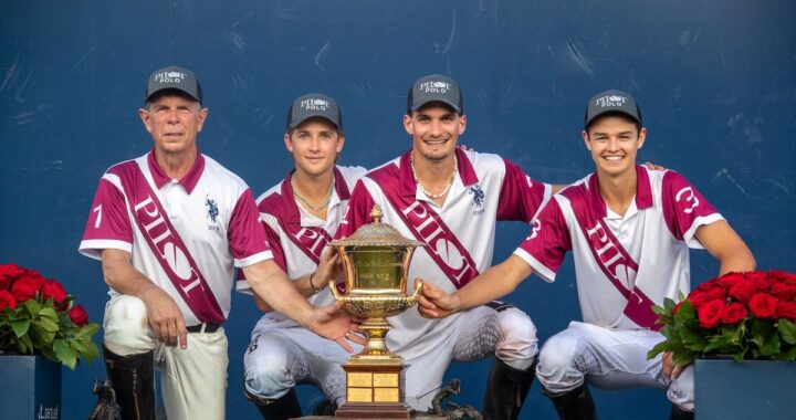 Lorenzo Chavanne celebra el gol decisivo en la remontada de Pilot 10-6 en la final de polo con el trofeo en alto