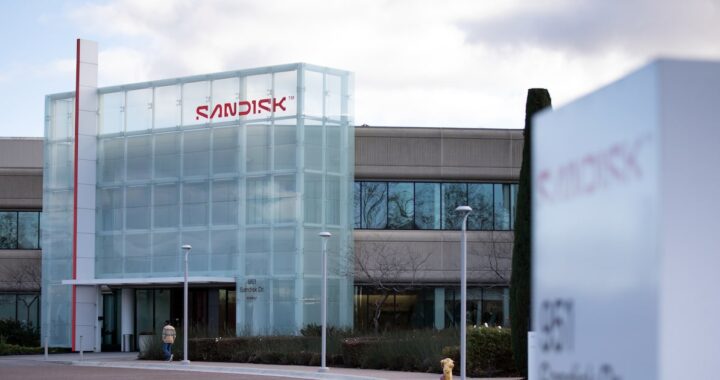 Gráfico de cotización de SanDisk mostrando subida del 2000% en 1 año con flecha alcista en rojo