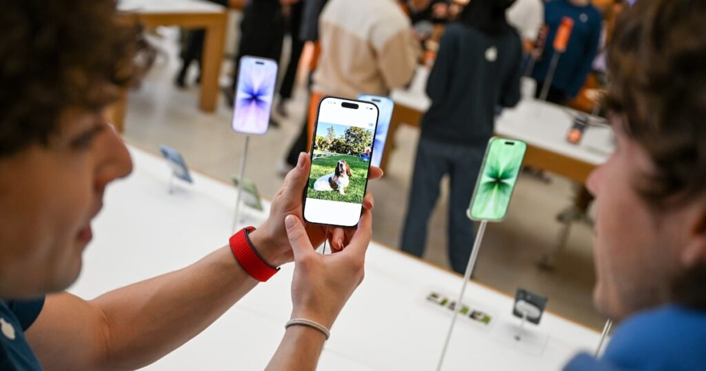 Interfaz de iOS 27 mostrando herramientas de IA para editar fotos: extender bordes, mejorar colores y reformular perspectivas en tiempo real