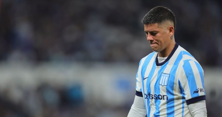 Diego Milito con rostro serio en el banco de Racing, reflejando la crisis del equipo tras 6 meses de declive