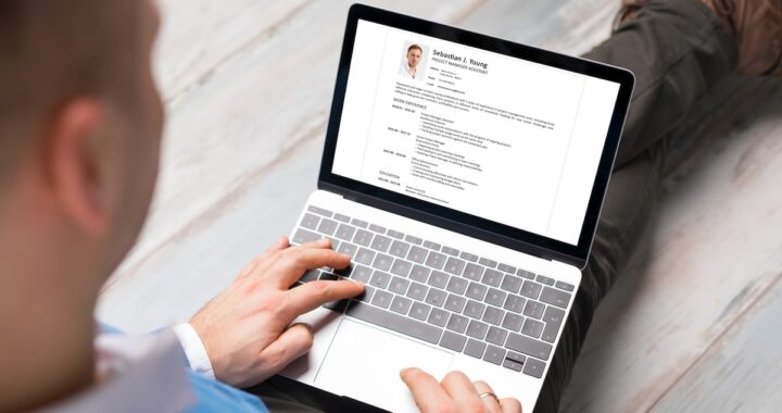 Pantalla de laptop mostrando un CV optimizado con IA y gráficos de compatibilidad ATS en tiempo real