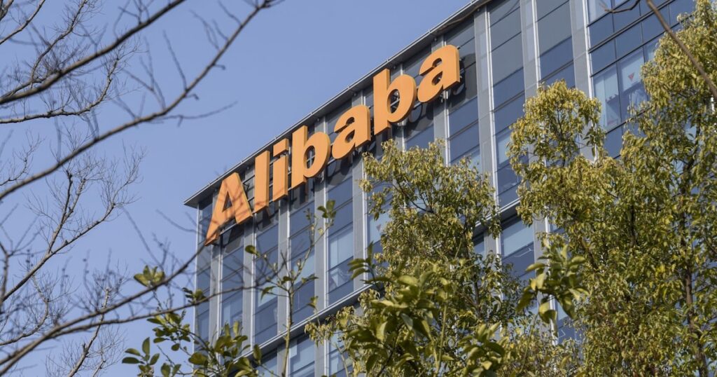 Prototipo del robot cuadrúpedo de Alibaba con sensores LIDAR en laboratorio de Damo Academy