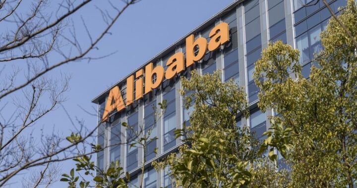 Prototipo del robot cuadrúpedo de Alibaba con sensores LIDAR en laboratorio de Damo Academy