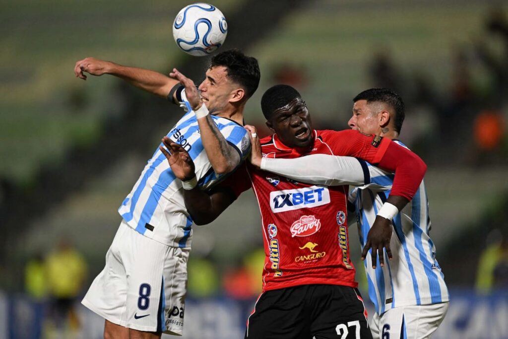 Jugadores de Racing con rostros de frustración tras empate en Venezuela que agrava su crisis deportiva