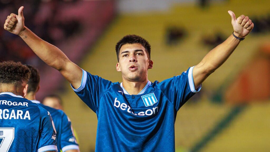 Celebración de Racing tras gol en Sucre a 2800 msnm con jugadores abrazados y estadio de fondo